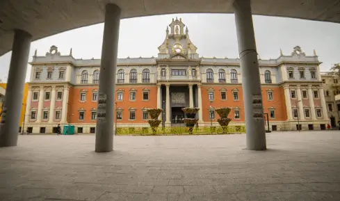 Publicidad exterior en la Plaza de la Merced y Universidad Publicidad exterior en la Plaza de la Merced y Universidad