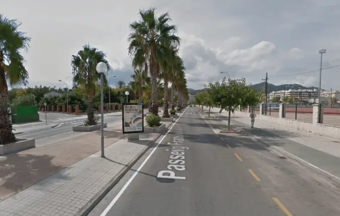 Mupis y marquesinas en Passeig Francisco Brines