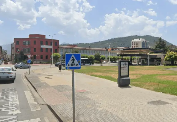Publicidad exterior en Avenida de Asturias Mupis en estación de autobuses y vallas en accesos de Av. Asturias