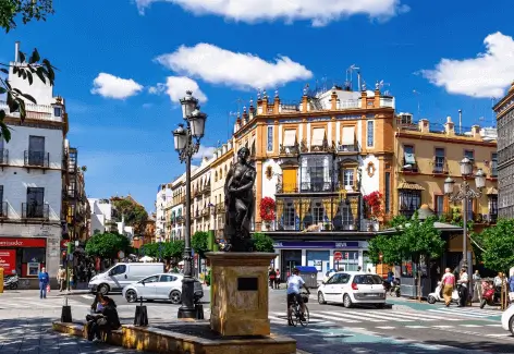Soportes publicitarios en el Barrio de Triana, Sevilla