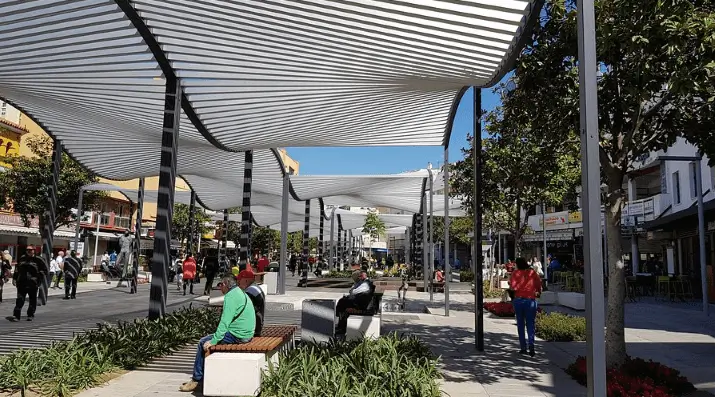 Publicidad exterior en la Plaza Costa del Sol de Torremolinos