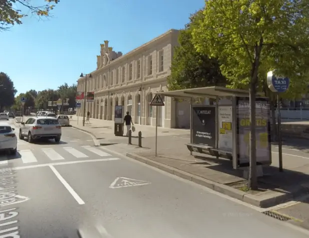 Marquesinas en Pare Gallisà y Plaça de l'Estació, zona taxis