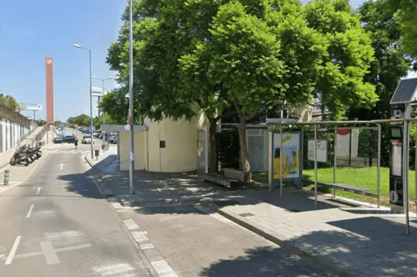 Publicidad exterior en la estación de Viladecans y zona comercial Marquesinas y mupis junto a la estación de Viladecans y los centros comerciales