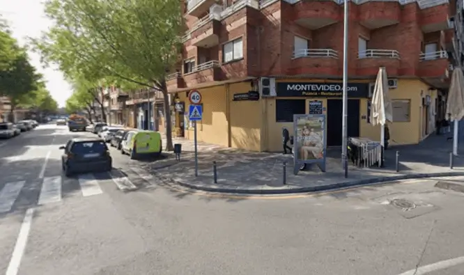 Publicidad exterior en la Avinguda de la Roureda y Doctor Reig Mupis y marquesinas en la Avinguda de la Roureda y calle Doctor Reig