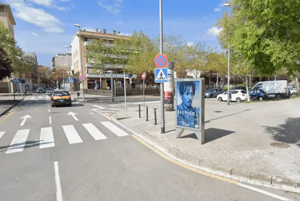 Publicidad exterior en la Carretera de Sant Climent y Francesc Macià Vallas y mupis en la Carretera de Sant Climent y avenida Francesc Macià en Viladecans