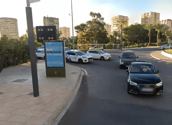 Publicidad exterior en Avenida de Carlos III en Roquetas de Mar