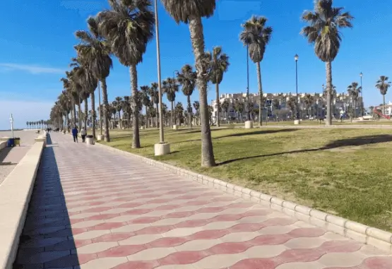 Publicidad exterior en el Paseo del Golf en Roquetas de Mar