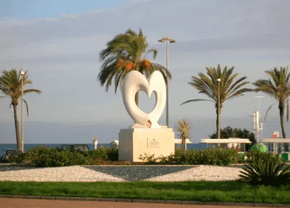 Publicidad exterior en la Rotonda del Corazón en Roquetas de Mar