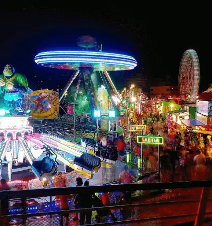Publicidad exterior durante la Feria de Agosto en Alicante