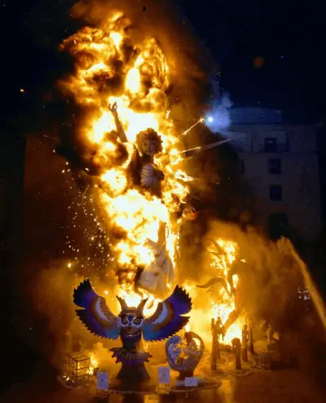 Publicidad exterior durante las Hogueras de San Juan en Alicante