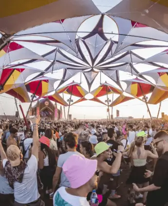 Publicidad exterior durante el Festival de Música del Desierto en Almería