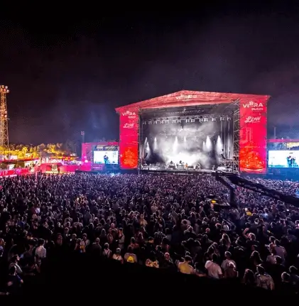 Publicidad exterior durante el Low Festival Publicidad exterior durante el Low Festival