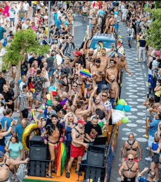 Publicidad exterior durante el Benidorm Pride Publicidad exterior durante el Benidorm Pride