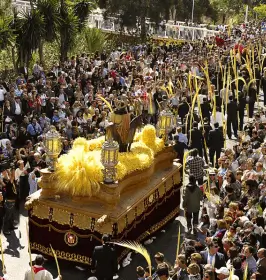 Publicidad durante el Festival Internacional de Palmeras de Elche Publicidad durante el Festival Internacional de Palmeras de Elche