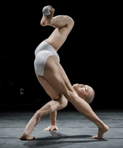 Publicidad exterior en Figueres es Mou Danza y artes del movimiento en Figueres