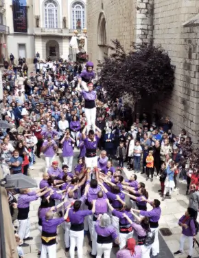 Publicidad exterior durante las Fires i Festes de la Santa Creu Ambiente festivo en Figueres durante Santa Creu