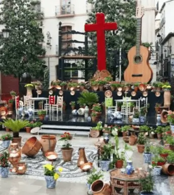 Publicidad exterior durante las Cruces de Mayo en Granada