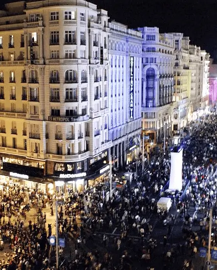 Publicidad exterior durante la Noche en Blanco en Madrid