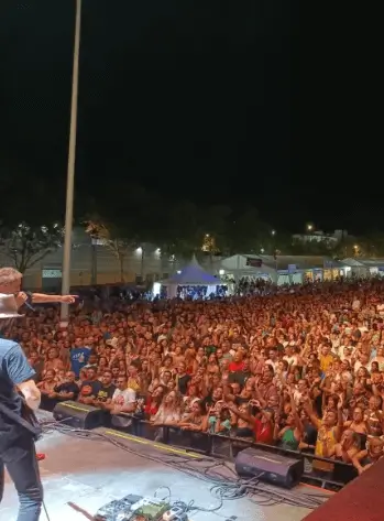 Publicidad exterior durante el Concierto en el Parque Central de Parla Publicidad exterior en el Concierto en el Parque Central de Parla