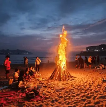 Hogueras de San Juan en la playa de Puerto de Sagunto