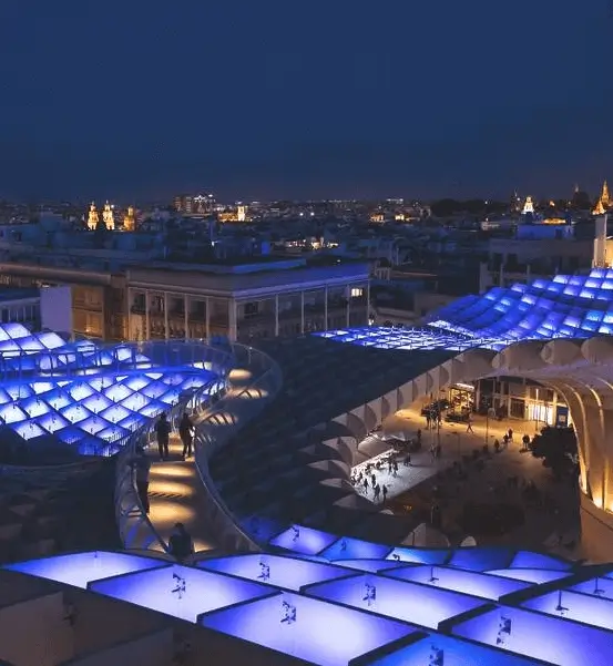 Publicidad exterior durante la Noche en Blanco de Sevilla