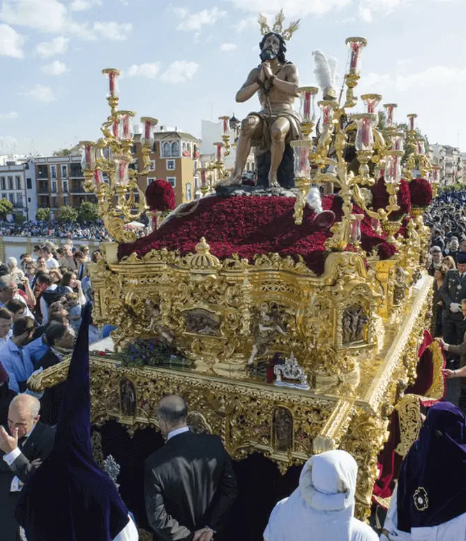 Publicidad exterior durante la Semana Santa de Sevilla
