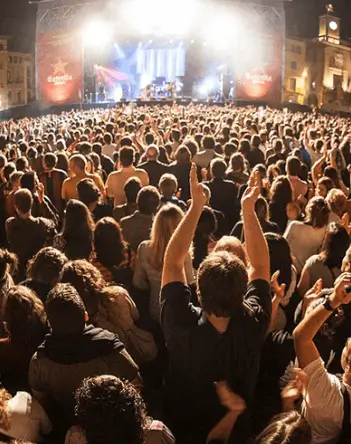 Publicidad exterior en el Mercat de Música Viva de Vic