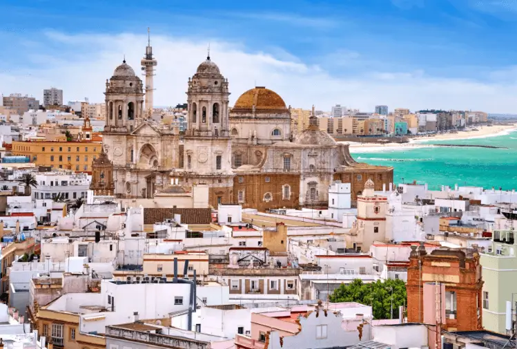 Publicidad exterior en la ciudad de Cádiz