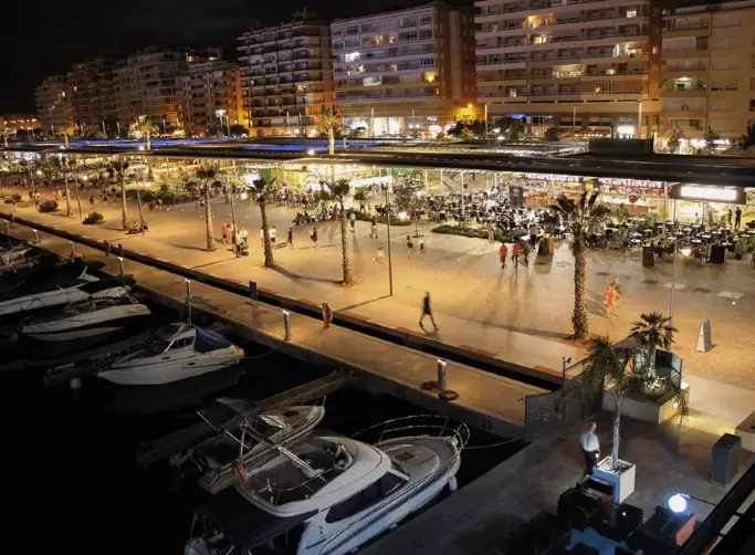 Publicidad exterior en Santa Pola con mupis, marquesinas y vallas